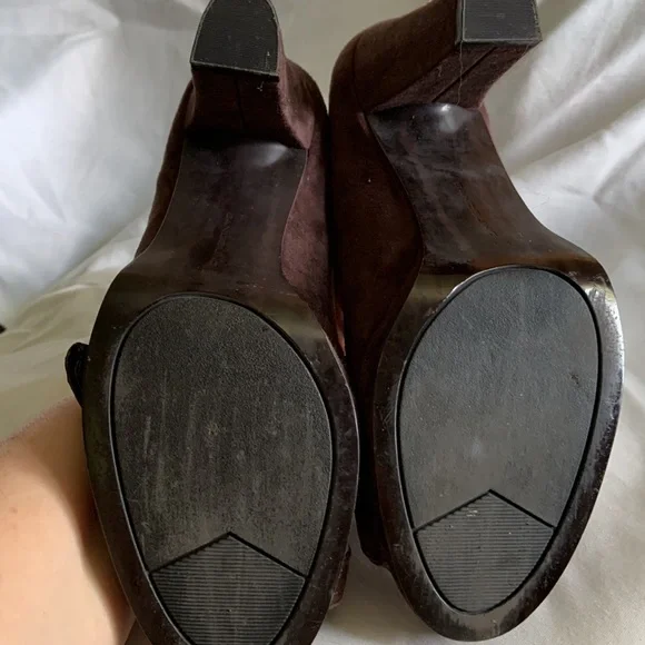 Peep Toe platform with cool cross over buckle design - Picture 8 of 10